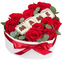 Букет роз с шоколадной буквой в коробке