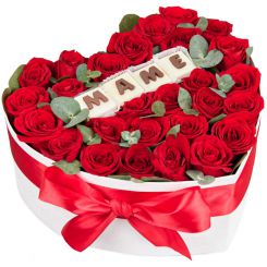 Коробка из красных роз для мамы