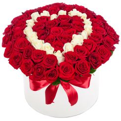 Цветочная коробка из красных и белых роз 