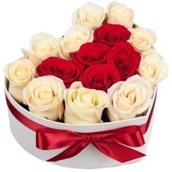 Коробка с розами в форме сердца 