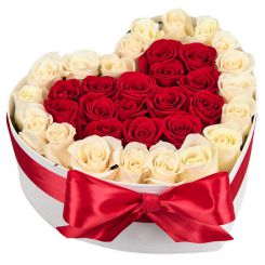 Коробка с розами в форме сердца 