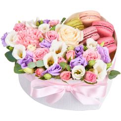 Коробка с цветами и Макаронсами 