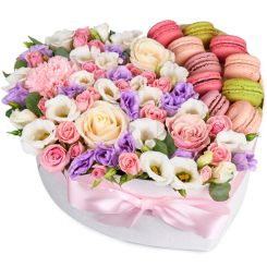 Коробка с цветами и Макаронсами 