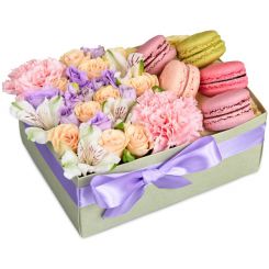 Macarons with flowers 