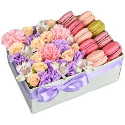 Flowers with macarons 
