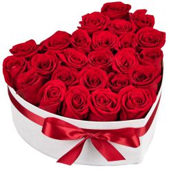 Коробка с красными розами в форме сердца