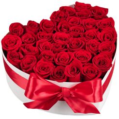 Цветочная коробка в виде сердца с красными розами 