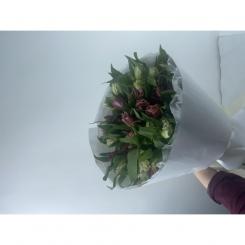 Букет с белыми и розовыми альстромериями