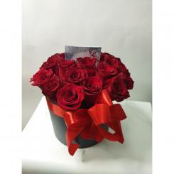 Коробка с алыми розами
