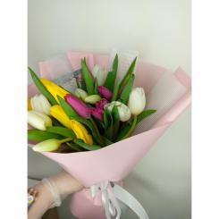 Букет с белыми, жёлтыми и фиолетовыми тюльпанами