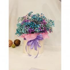 Коробка с гипсофилами и лентой