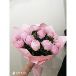 Букет с нежными розовыми пионами