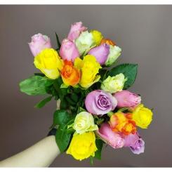 Букет с разноцветными розами тюльпановидной формы