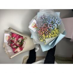 Композиция из разноцветных гипсофилами и двуцветных гвоздик