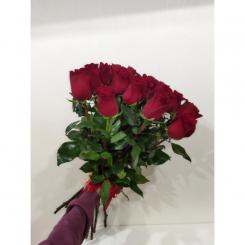 Букет с алыми розами без упаковки и с лентой