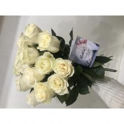 Букетик небольшой с молочными розами и открыткой