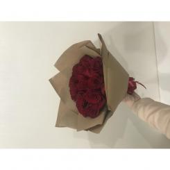 Букет классический с алыми розами в упаковке
