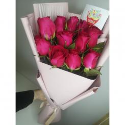 Букет с розами алого цвета в упаковке 21шт