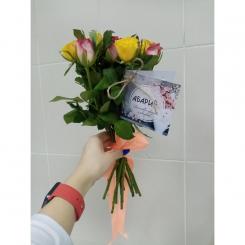 Букет с розами из трёх цветов
