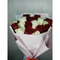Букет из белых роз и красных роз